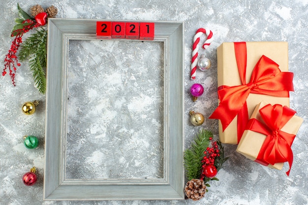 Vue de dessus du cadre écrit des décorations de Noël et des cadeaux inscription du nouvel an sur fond gris