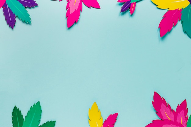 Vue de dessus du cadre de feuilles de papier pour le carnaval