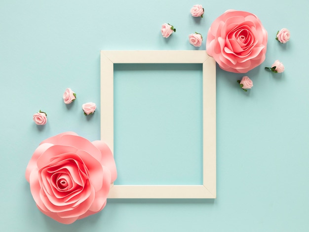 Photo gratuite vue de dessus du cadre avec des fleurs en papier pour la journée de la femme