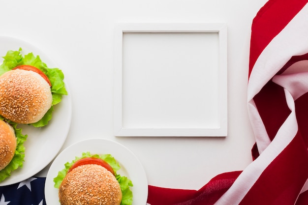 Vue de dessus du cadre avec des hamburgers et le drapeau américain