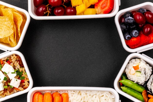 Vue de dessus du cadre poisson, légumes et fruits