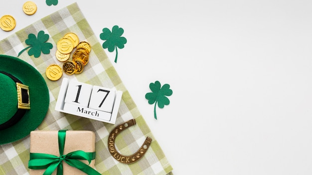 Photo gratuite vue de dessus du cadre st patrick items