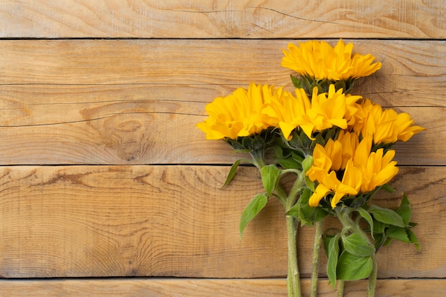 Photo gratuite vue de dessus du cadre de tournesols avec espace de copie