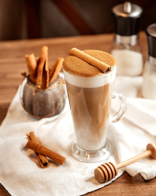 Vue de dessus du café au lait à la cannelle