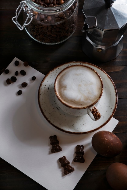 Photo gratuite vue de dessus du café et des décorations de pâques