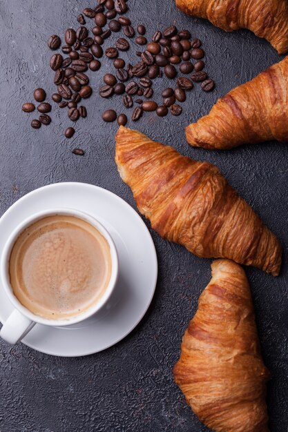 Vue de dessus du café et du croissant avec des grains de café. Café délicieux.