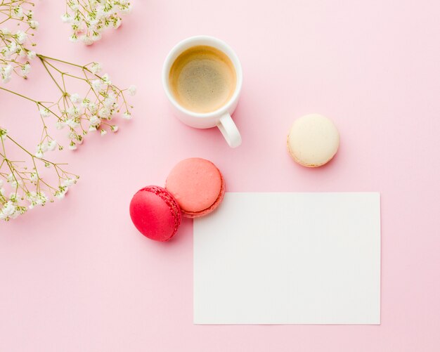 Vue de dessus du café et du papier blanc vide