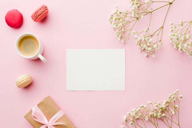 Vue de dessus du café avec des fleurs et du papier blanc vide