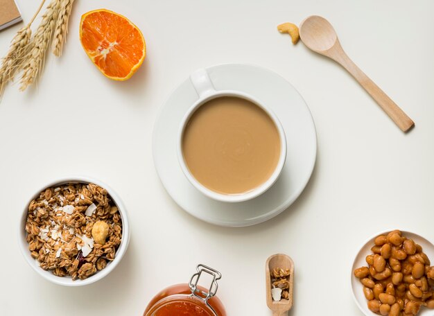 Vue de dessus du café frais prêt à être servi