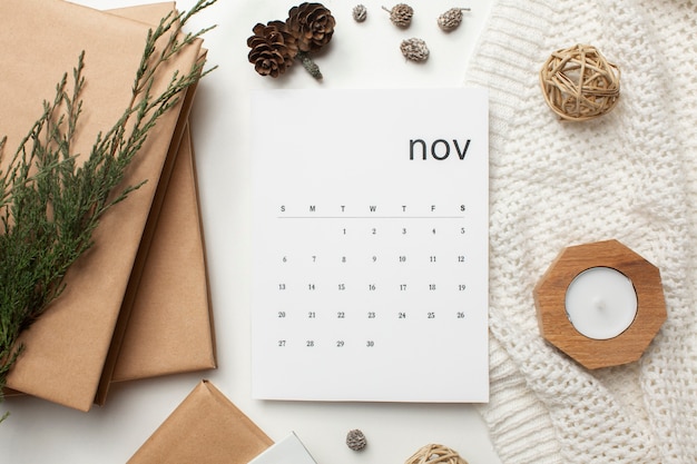 Vue de dessus du calendrier et des branches de novembre