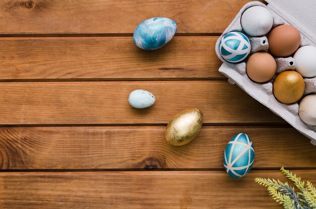 Vue de dessus du carton avec des oeufs pour Pâques