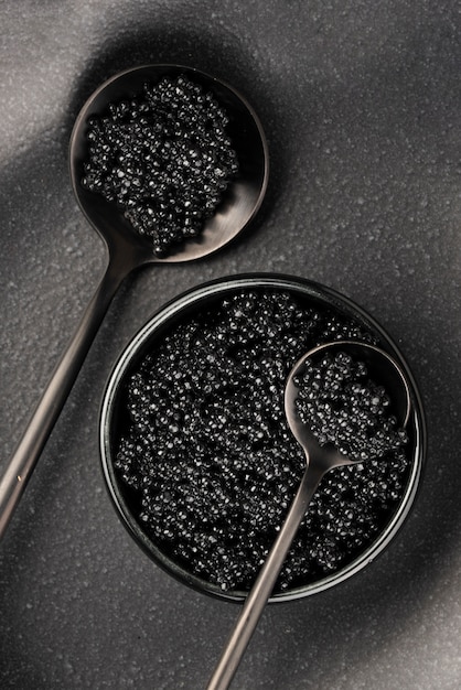 Vue de dessus du caviar noir dans un bol