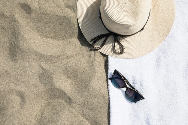 Vue de dessus du chapeau sur une serviette de plage