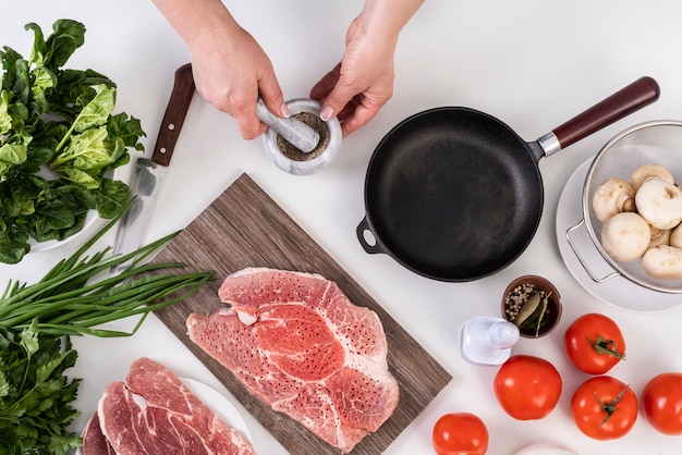 Photo gratuite vue de dessus du chef prépare un plat avec de la viande