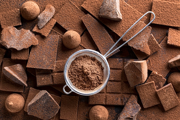 Vue de dessus du chocolat avec des bonbons et un tamis