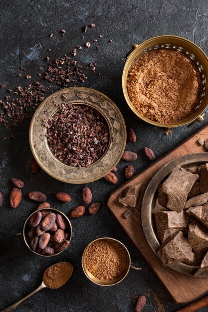 Vue de dessus du chocolat avec des fèves de cacao et de la poudre