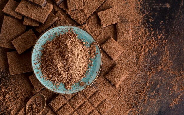 Vue de dessus du chocolat avec de la poudre de cacao