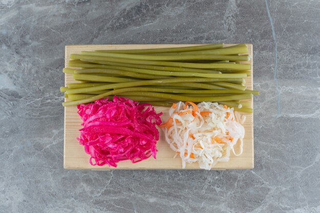 Vue de dessus du chou fermenté maison. Choucroute blanche et rose