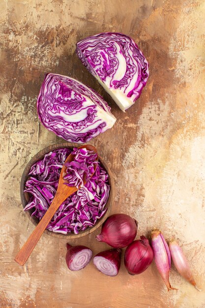 Vue de dessus du chou rouge et des oignons pour une salade maison sur un fond en bois avec espace de copie