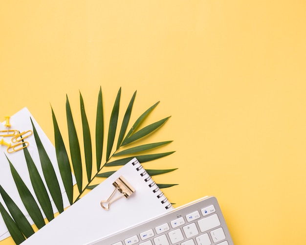 Vue de dessus du clavier sur le bureau avec ordinateur portable