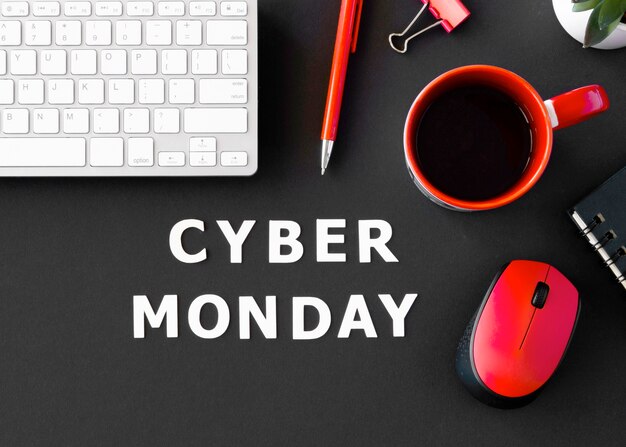 Vue de dessus du clavier avec café et souris pour cyber lundi