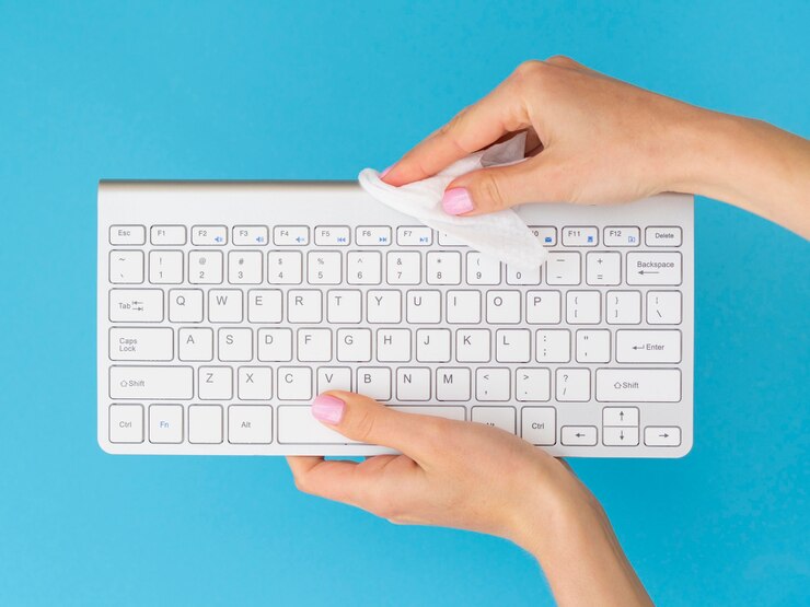 Photo gratuit vue de dessus du clavier de désinfection des mains