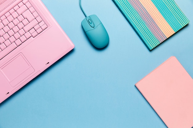 Vue de dessus du clavier rose avec fond