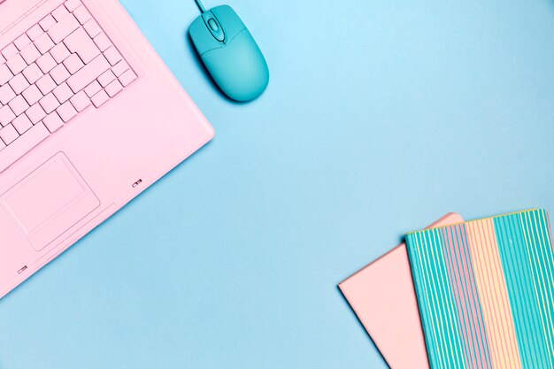 Vue de dessus du clavier rose avec fond