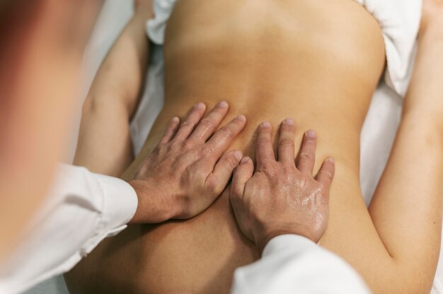 Vue de dessus du client lors d'une séance de massage