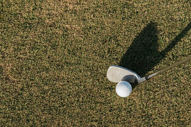 Vue de dessus du club de golf sur le parcours