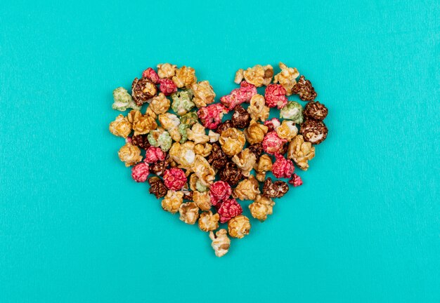 Vue de dessus du coeur de pop-corn sur horizontal bleu