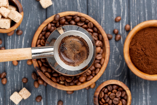 Photo gratuite vue de dessus du concept de café avec table en bois