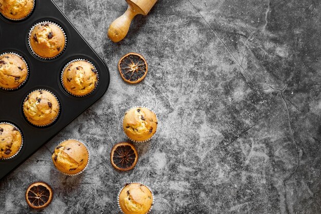 Vue de dessus du concept de cupcakes avec espace copie