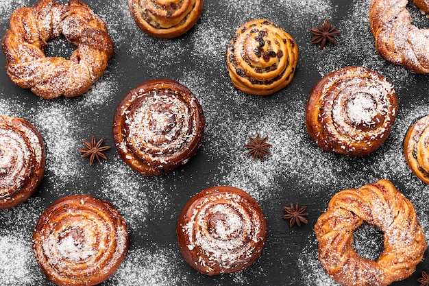 Vue de dessus du concept de délicieux petits pains à la cannelle