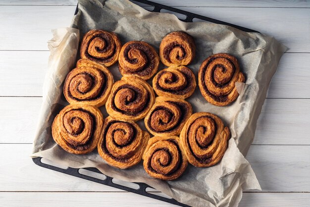 Vue de dessus du concept de délicieux petits pains à la cannelle