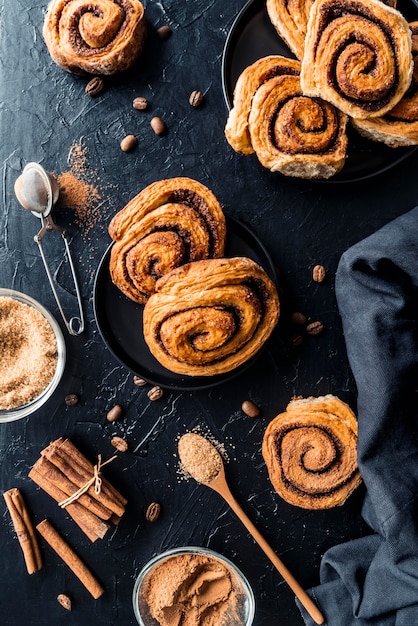 Vue de dessus du concept de délicieux petits pains à la cannelle