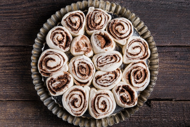 Photo gratuite vue de dessus du concept de délicieux petits pains à la cannelle