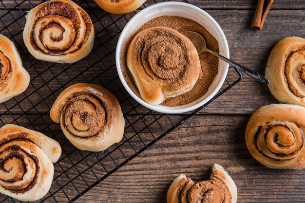 Vue de dessus du concept de délicieux petits pains à la cannelle