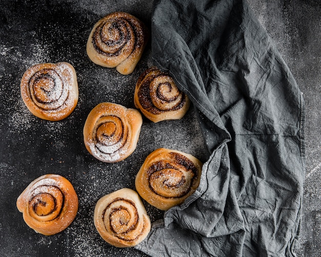 Photo gratuite vue de dessus du concept de délicieux petits pains à la cannelle