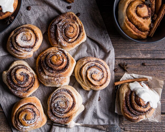 Vue de dessus du concept de délicieux petits pains à la cannelle