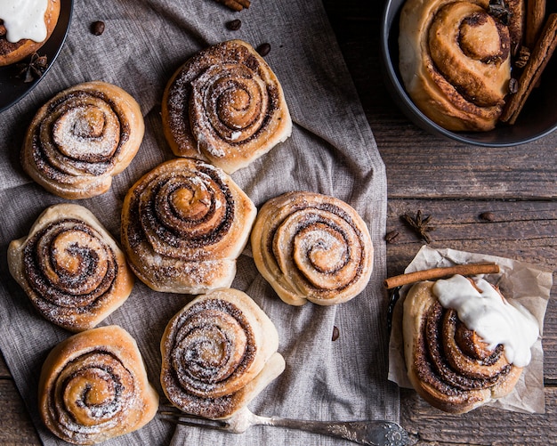 Vue de dessus du concept de délicieux petits pains à la cannelle