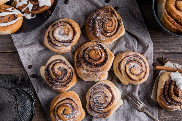 Vue de dessus du concept de délicieux petits pains à la cannelle