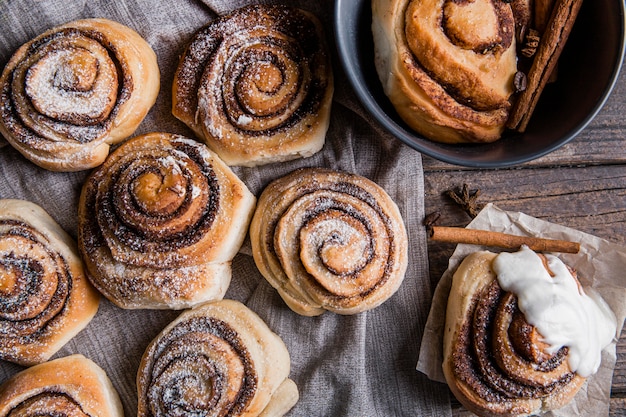 Vue de dessus du concept de délicieux petits pains à la cannelle