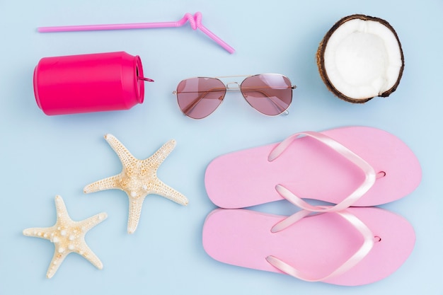 Photo gratuite vue de dessus du concept d'été avec accessoires de plage