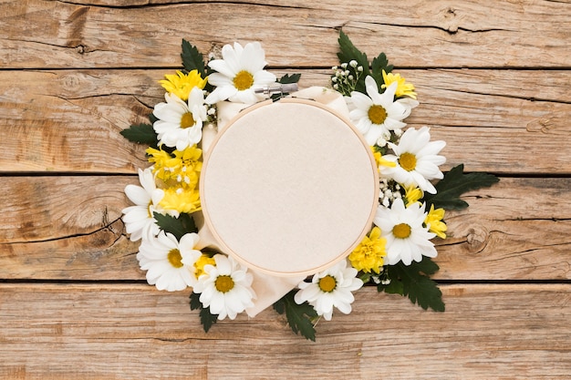 Photo gratuite vue de dessus du concept floral sur table en bois