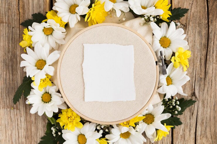 Photo gratuit vue de dessus du concept floral sur table en bois