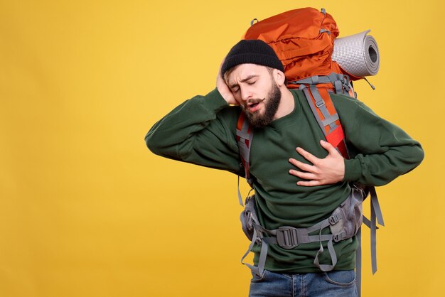 Vue de dessus du concept de voyage avec jeune homme en difficulté avec packpack souffrant de douleur
