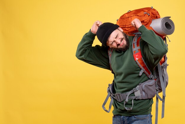 Vue de dessus du concept de voyage avec jeune homme en difficulté avec packpack