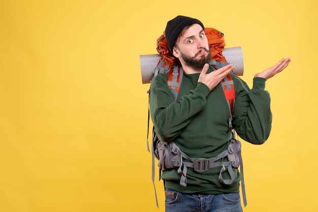 Photo gratuite vue de dessus du concept de voyage avec un jeune homme avec packpack