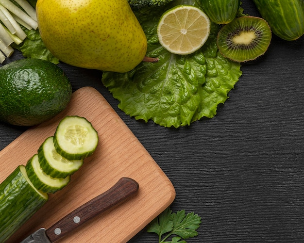 Photo gratuite vue de dessus du concombre avec poire et espace copie